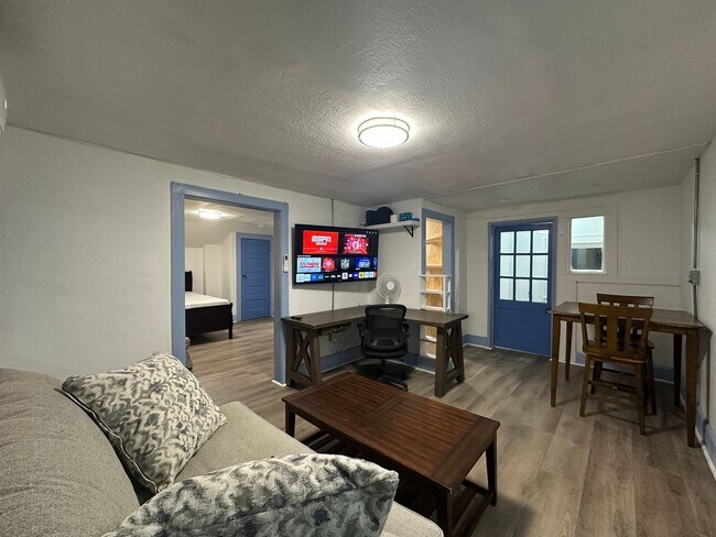 Foto del edificio - Upstairs apartment near United Regional Ho...