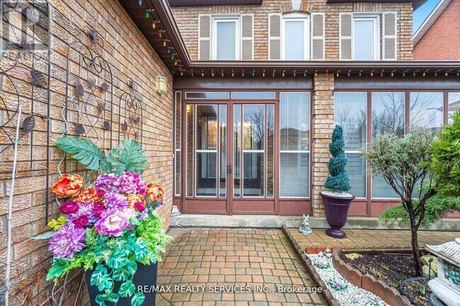 Building Photo - 62 Fernbrook Crescent