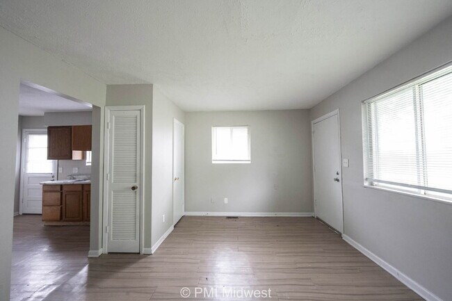Foto del edificio - 2248 N Leland Ave