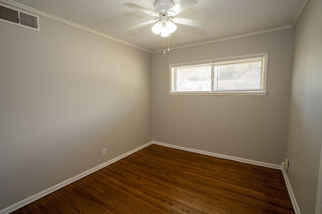 Building Photo - 3 Bed 1 Bath MIDTOWN home!!