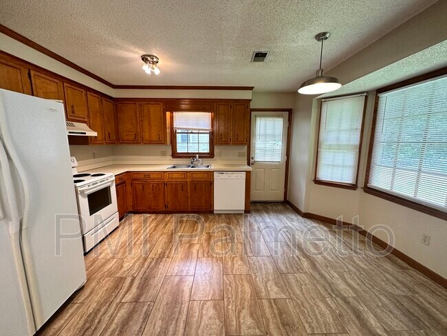 Building Photo - 824 N Royal Tower Dr