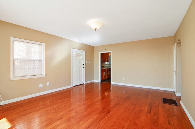 Foto del edificio - 3215 Crest Dr