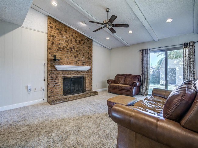 Building Photo - 1303 Hillsdale Dr