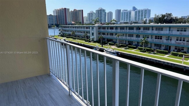 Foto del edificio - 3944 NE 167th St