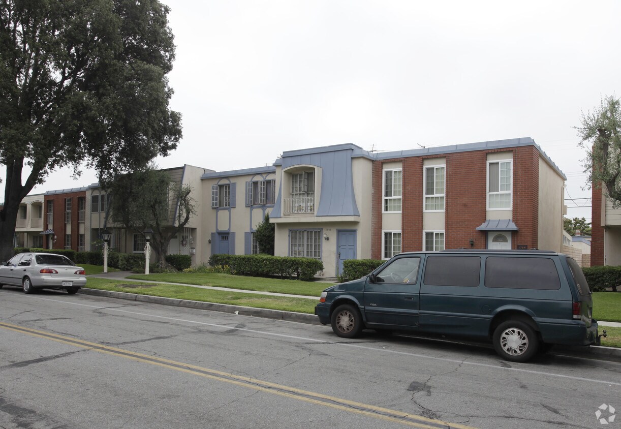 Foto principal - 1784-1794 W Greenleaf Ave