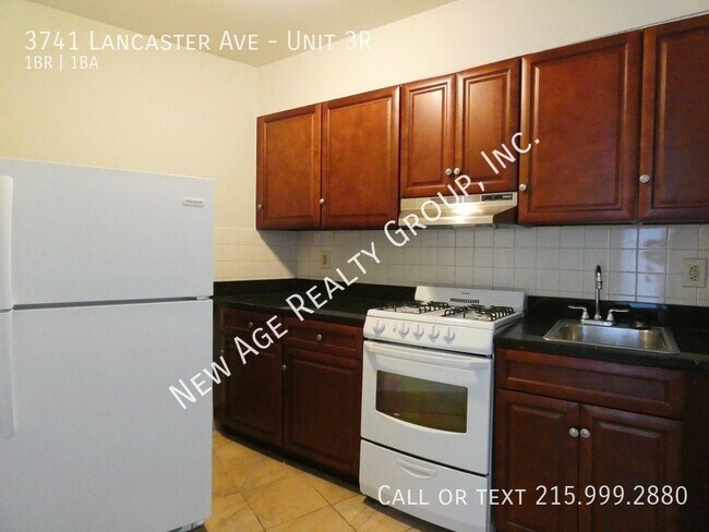Building Photo - Updated, spacious 1 bedroom, 1 bathroom ap...