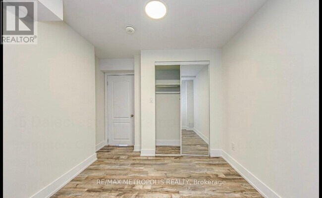 Building Photo - 15 Dalecrest Rd