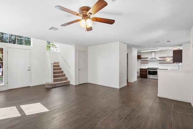 Foto del edificio - 1310 Strickland Dr