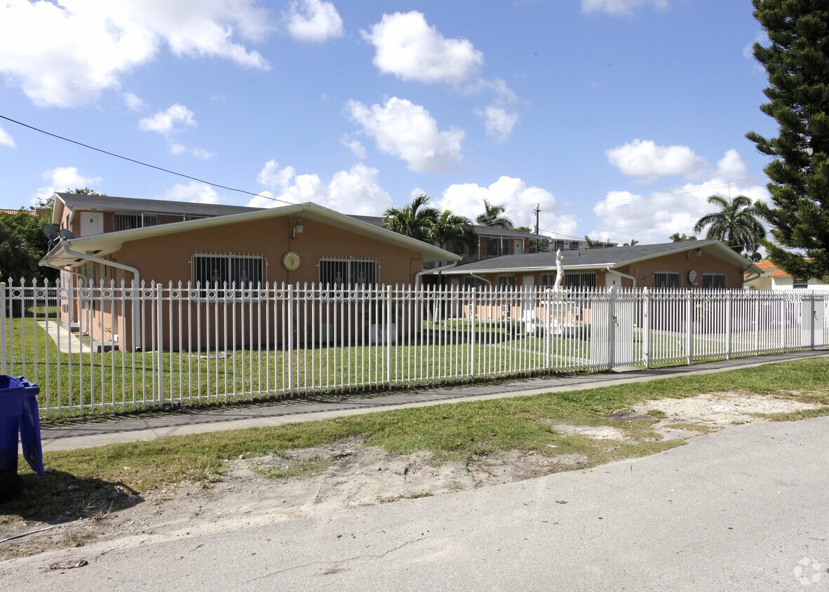 Foto del edificio - 1300 NE 110th St