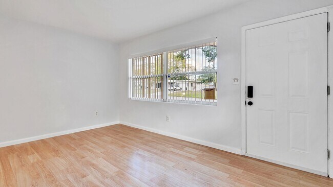 Foto del edificio - Charming 3BD/1BA Duplex Style Home in Clea...