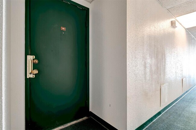Building Photo - 2814 S Bartell Dr