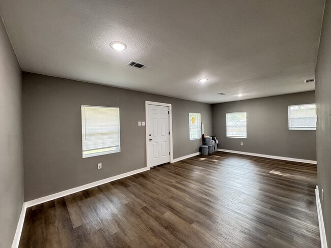 Building Photo - 135 Rosewood Dr