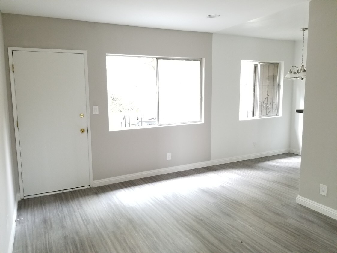 Primary Photo - 210 N Burlington Ave