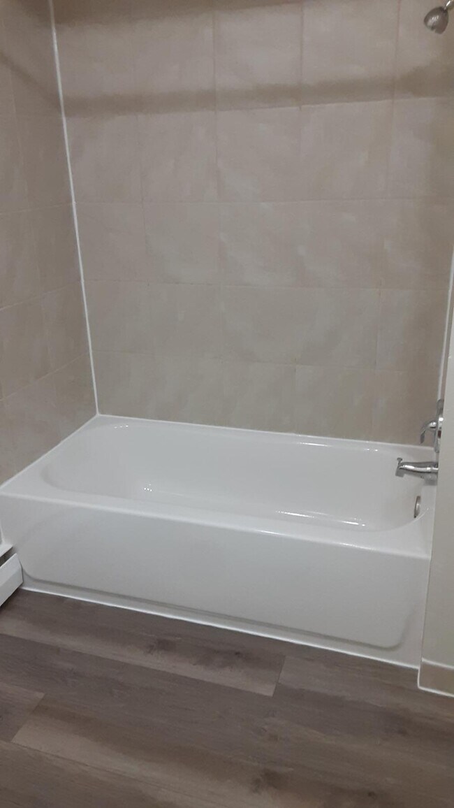 Building Photo - 5 N Broadway St