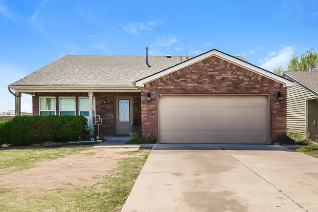 Building Photo - 816 Eric Cir