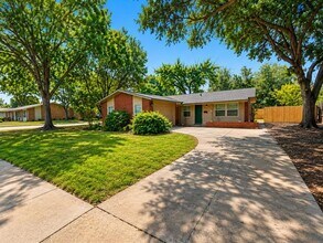 Building Photo - 901 Melrose Dr
