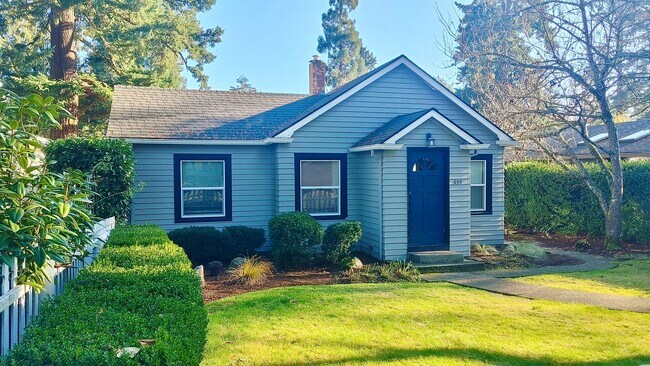 Building Photo - Charming Cottage in First Addition in Lake...
