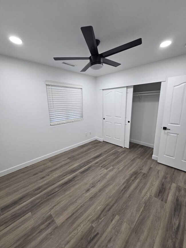 Foto del edificio - 5143 N Desert Ln