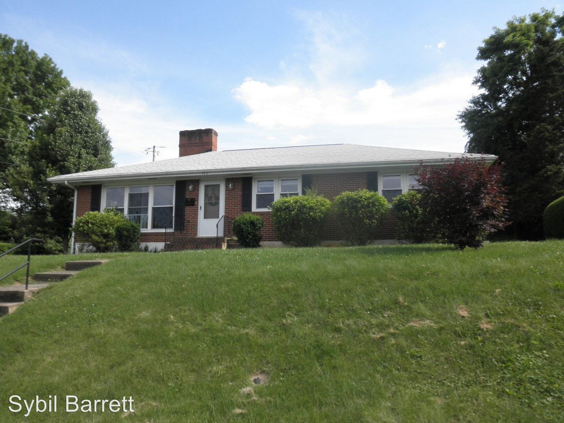 Primary Photo - 3 br, 1.5 bath House - 702 Commander