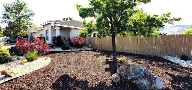 Foto del edificio - Beautiful 3 bedroom 2 bath plus 2 car garage in Damonte Ranch with New Carpet & Paint