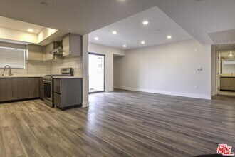 Building Photo - 5030 Rosewood Ave