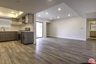 Building Photo - 5030 Rosewood Ave