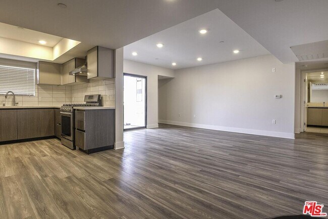 Foto del edificio - 5030 Rosewood Ave