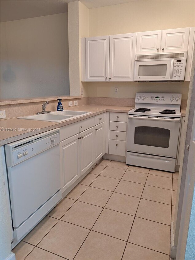 Foto del edificio - 3320 NE 13th Cir Dr