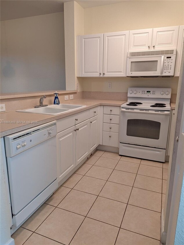 Building Photo - 3320 NE 13th Cir Dr