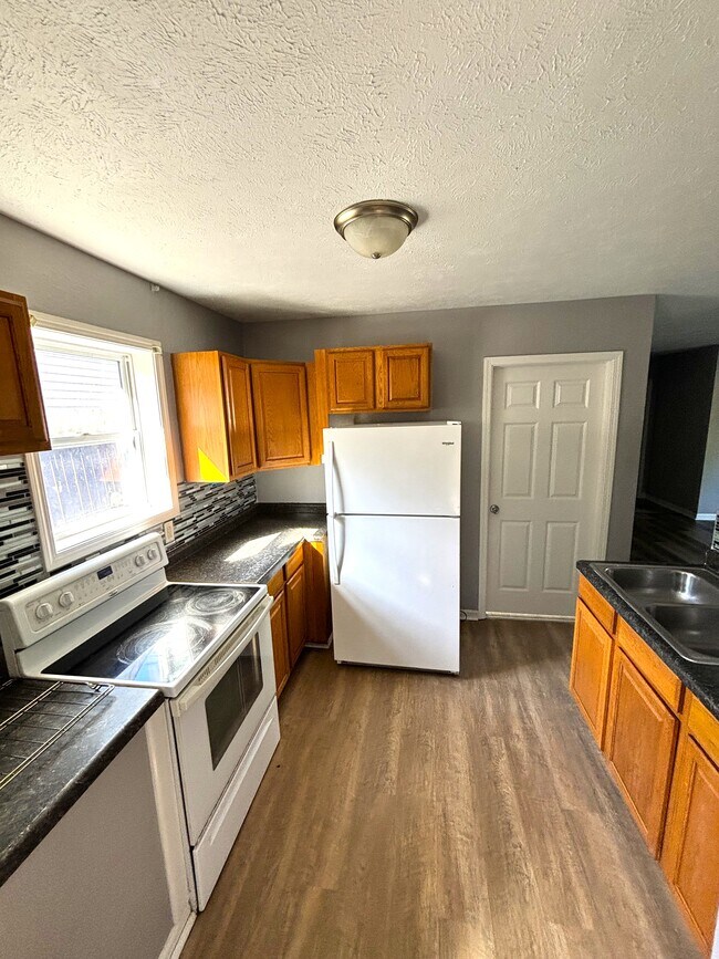 Building Photo - 2432 N Kenyon St