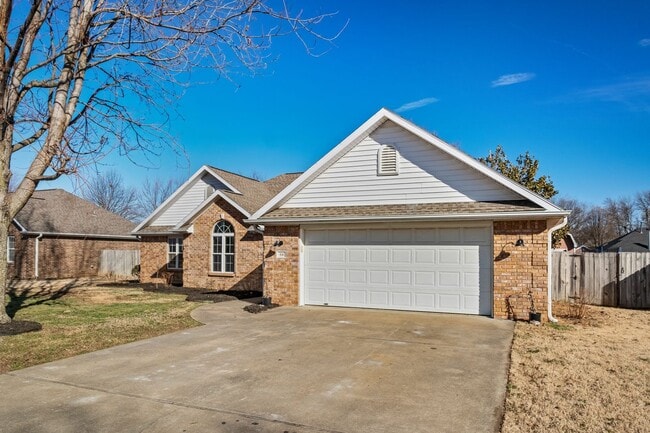 Building Photo - Modern 3-Bedroom Home with Fresh Updates –...