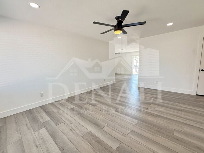 Building Photo - 2601 E Hopi Ave
