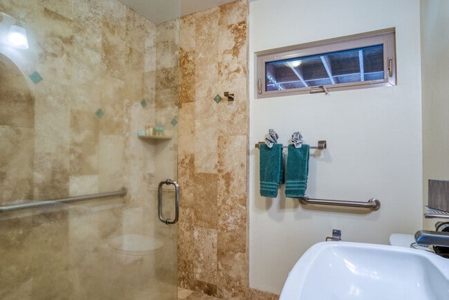 Building Photo - 2 Bed/ 2 Bath in Paia electricity included
