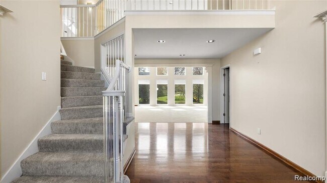 Building Photo - 6663 Tree Knoll Dr