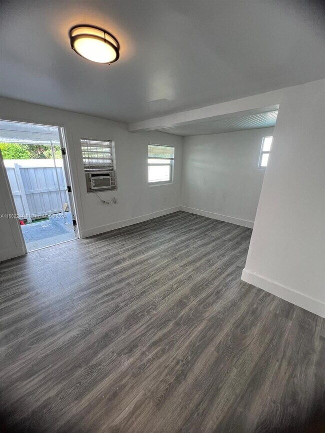 Foto del edificio - 1999 NW 2nd St