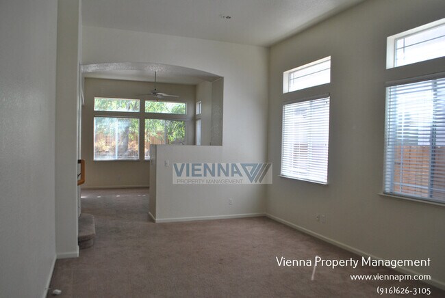 Foto del edificio - 7956 Robinson Dr