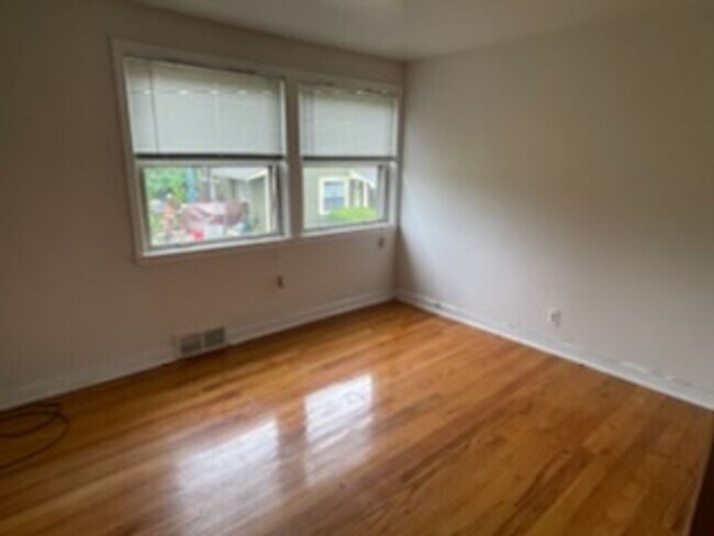 Foto del edificio - 2 bedroom 1 bath close to freeways and sho...