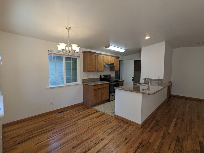 Foto del edificio - 2x2 duplex with a fenced yard, single-car ...