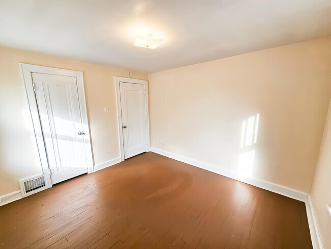 Foto del edificio - 17 W Woodsdale Ave