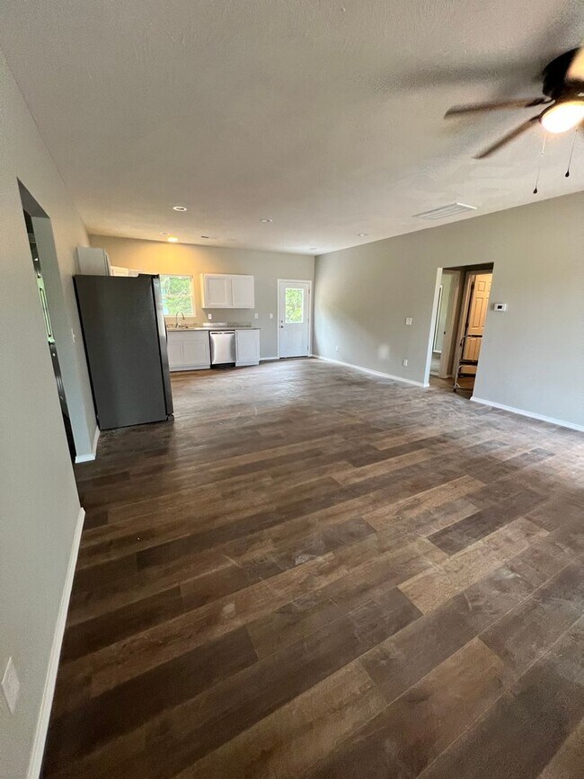 Foto del edificio - 3 bedroom 1 bath 2 car garage 1/2 Off First months rent!