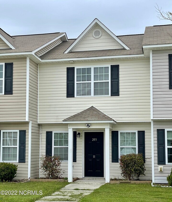 203 Lanieve Ct, Hubert, NC 28539 Townhome Rentals in Hubert NC