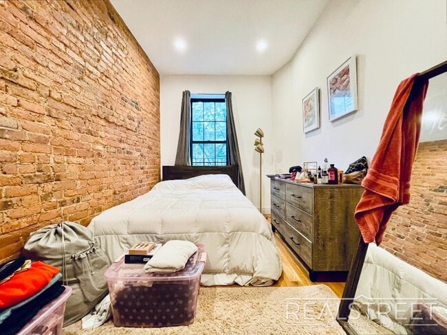 Building Photo - Spacious Modern 1 Bedroom