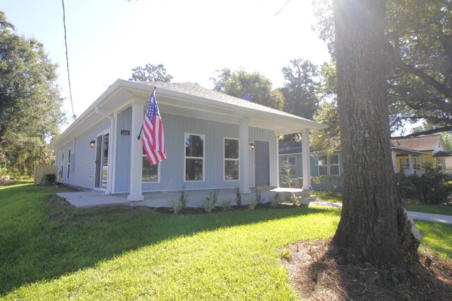 Building Photo - Modern 3-Bedroom Home with Granite Counter...