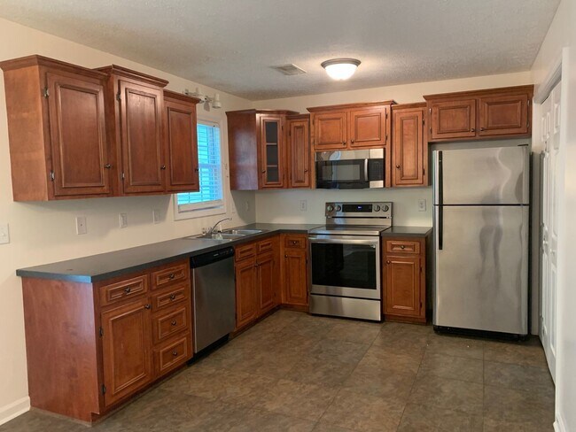 Foto del edificio - 2 Bedroom Townhouse off Wiggington Road