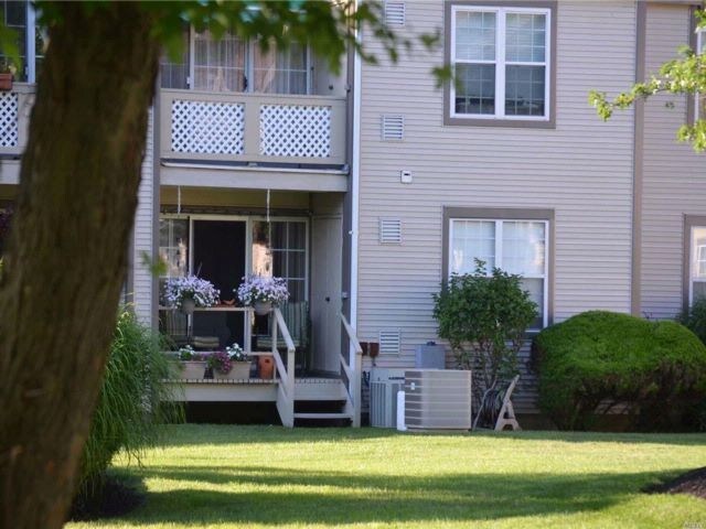 Primary Photo - 15 Greenmeadow Dr