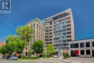 Building Photo - 400 Wellington St W