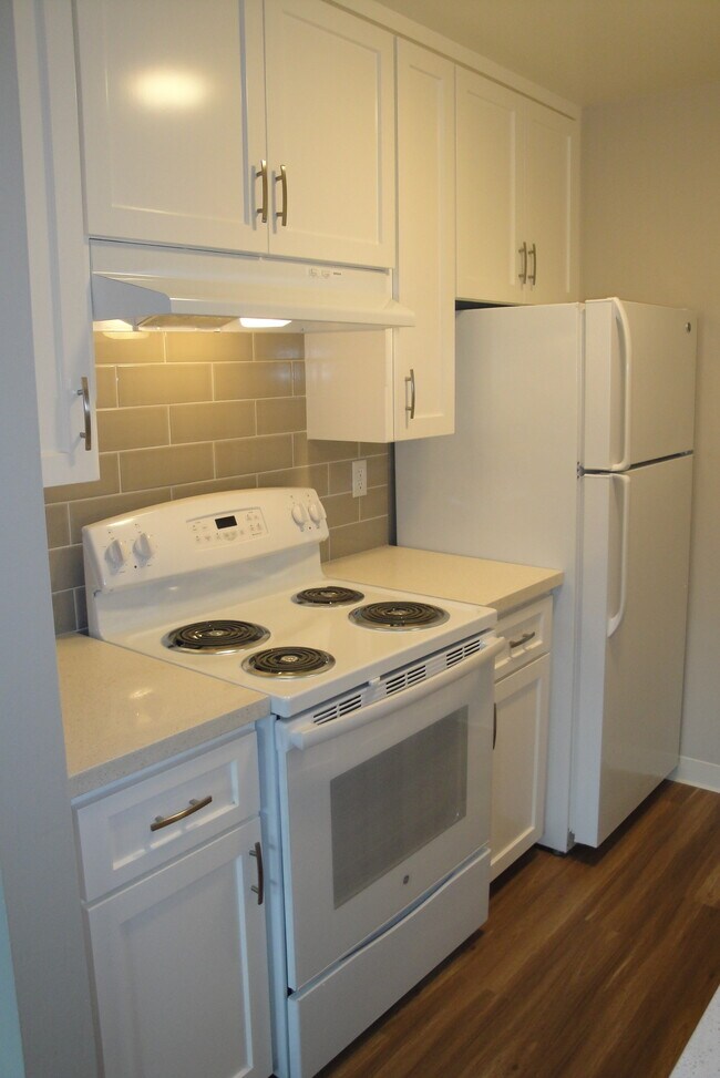 Building Photo - 2327 Pauline Dr