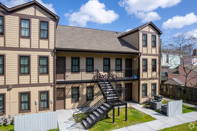 Building Photo - 215 E Waldburg St