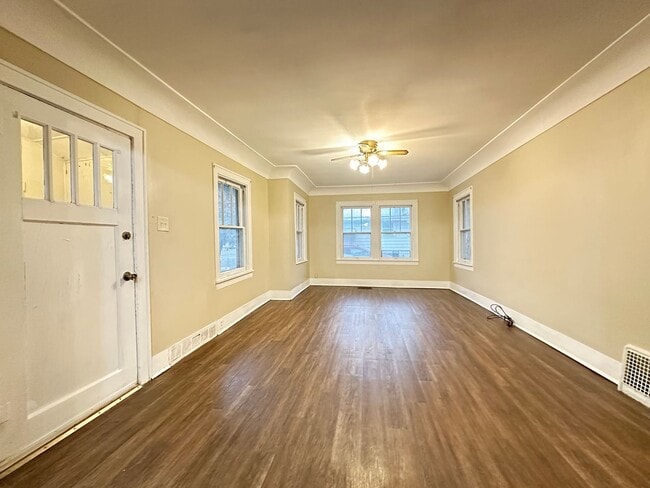 Building Photo - 2 Bedroom Ranch W/ Garage $825
