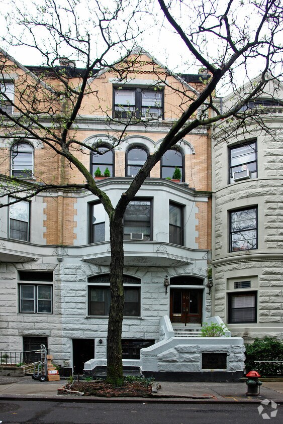 Building Photo - 50 W 87th St